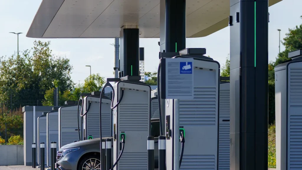 Singapur'da Elektrikli Araç Şarj Noktaları için 2025 Yol Haritası